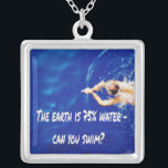 Siwmming Simma Team Kärlek to Simma Bassäng Silverpläterat Halsband<br><div class="desc">Jorden är 75 procent vatten - kan du simma?
Perfekt till badaren,  simman,  simma tränaren eller vem som helst som kärlek till simman!</div>