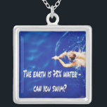 Siwmming Simma Team Kärlek to Simma Bassäng Silverpläterat Halsband<br><div class="desc">Jorden är 75 procent vatten - kan du simma?
Perfekt till badaren,  simman,  simma tränaren eller vem som helst som kärlek till simman!</div>