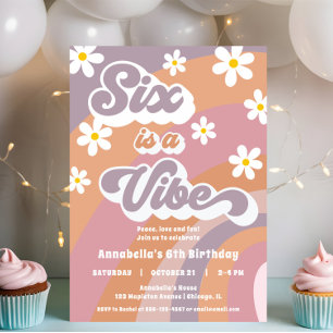 SIX är en Vibe groovy retro pastels-flickfödelseda Inbjudningar