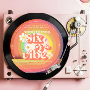 SIX är en Vibe Groovy Retro Sunshine Rainbow Daisy Inbjudningar