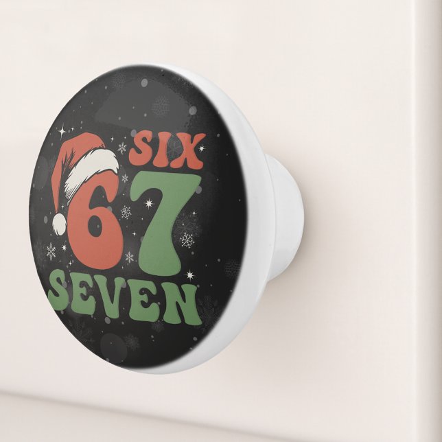 Six Seven 67 Funny Santa Hat Christmas Xmas Meme Knopp (Skapare uppladdad)