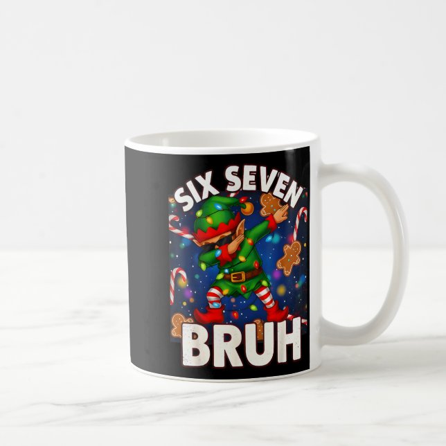Six Seven 6 7 Funny Bruh Christmas Dabbing Elf Mat Kaffemugg (Höger)