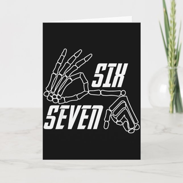 Six Seven 6 7 Meme Funny Skeleton Hands Sign Hallo Kort (Framsida)