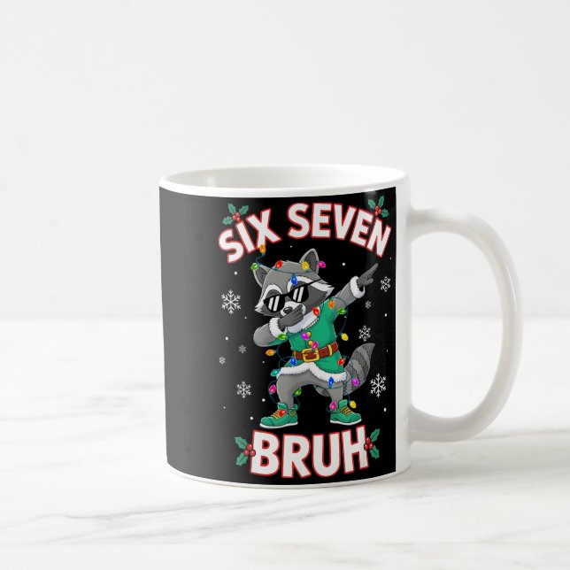 Six Seven Bruh Dabbing Raccoon Funny Christmas 6 7 Kaffemugg (Höger)