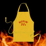 Sizzlins 70-årsjubileum förkläde<br><div class="desc">Köksapron är en underbar gag-gåva till någon som väller sjuttio år plus! Låt dem veta att de fortfarande sizzlar! Texten skrivs ut i rött. Du kan också anpassa plattan genom att redigera åldersnummer. Välj stil och färg.</div>