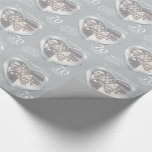 Sjal för fru för platinabröllopsdagfoto presentpapper<br><div class="desc">Bröllopsdag som lätt slår in papper i platina - grå färg tonar. Personifiera detta årsdagpapper med ditt egna foto- och årsdagår. Läser för närvarande till min underbara för platinaårsdag 70 för frun lyckliga minnesvärda år. Härlig vätskeplatina verkställer i en hjärta formar den utskrivavna platinabröllopsdagen för diagram som 70th slår in...</div>