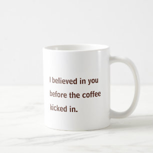 Självsäker kaffeböns-karaktär kaffemugg