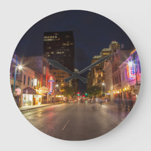 Sjätte gatan i Dusk i Austin, Texas Stor Klocka