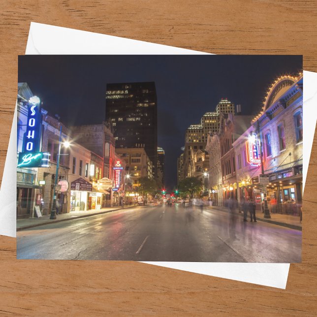 Sjätte gatan i Dusk i Austin, Texas Vykort (Postcard on table)