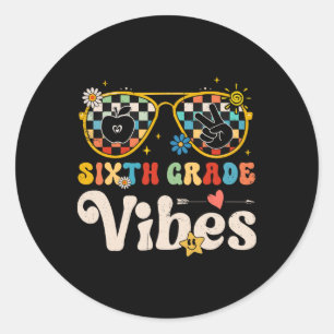 Sjätte Klass Vibes - 6e Klass Team Retro 1:a dagen Runt Klistermärke