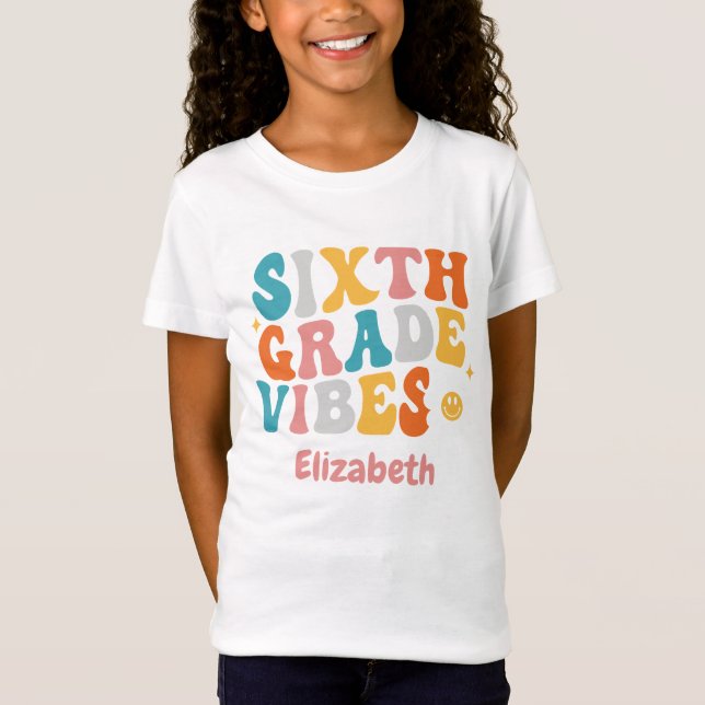 "Sjätte Klass Vibes" Groovy Back-to School T-Shirt (Framsida)