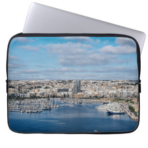 Sjemhampa med modern byggnad och moderna båtar laptop fodral