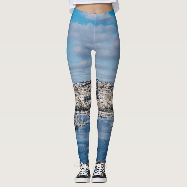 Sjemhampa med modern byggnad och moderna båtar leggings (Framsida)