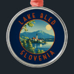 Sjö Bled Slovenska Vintagen Travel Art Julgransprydnad Metall<br><div class="desc">Konstruktion för vektorkonst med sjö-böjd utformning. Sjö Bled är ett sjö i de Julianska Alpernorna i norra Carniolanområdet i nordvästra Slovenien,  där det gränsar till staden Bled.</div>