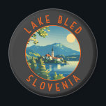 Sjö Bled Slovenska Vintagen Travel Art Magnet<br><div class="desc">Konstruktion för vektorkonst med sjö-böjd utformning. Sjö Bled är ett sjö i de Julianska Alpernorna i norra Carniolanområdet i nordvästra Slovenien,  där det gränsar till staden Bled.</div>