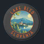 Sjö Bled Slovenska Vintagen Travel Art Magnet<br><div class="desc">Konstruktion för vektorkonst med sjö-böjd utformning. Sjö Bled är ett sjö i de Julianska Alpernorna i norra Carniolanområdet i nordvästra Slovenien,  där det gränsar till staden Bled.</div>