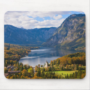 Sjö Bohinj i Slovenien i höst Musmatta