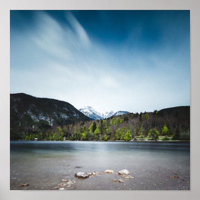 Sjö Bohinj med Alpernor i Slovenien Poster (Framsidan)