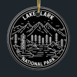 Sjö Clark nationalpark Alaska Vintage Monoline Julgransprydnad Keramik<br><div class="desc">Monolindesign för Sjö Clark. Parken är ett vackert land. Vulkanerna ånga,  lax springa,  björnar och kragiska berg reflekterar över den krympande turkosen sjöar.</div>