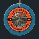 Sjö Clark nationalpark Brown Bear Retro Compass Julgransprydnad Keramik<br><div class="desc">Sjö Clark-vektorteckningsdesign. Parken är ett vackert land. Vulkanerna ånga,  lax springa,  björnar och kragiska berg reflekterar över den krympande turkosen sjöar.</div>