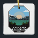 Sjö Clark nationalpark Minimal Retro Emblem Julgransprydnad Keramik<br><div class="desc">Sjö Clark-vektorteckningsdesign. Parken är ett vackert land. Vulkanerna ånga,  lax springa,  björnar och kragiska berg reflekterar över den krympande turkosen sjöar.</div>