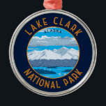 Sjö Clark nationalpark Retro Distress Circle Julgransprydnad Metall<br><div class="desc">Sjö Clark-vektorteckningsdesign. Parken är ett vackert land. Vulkanerna ånga,  lax springa,  björnar och kragiska berg reflekterar över den krympande turkosen sjöar.</div>