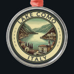 Sjö Como Italien Illustration Travel Art Badge Julgransprydnad Metall<br><div class="desc">Sjö Como-konsthantverk. Sjö Como,  som ligger i den norra Italiens Lombardiet,  är en storskalig region som är känd för sin dramatiska miljö och som står mot Alpernornas fotfäste.</div>