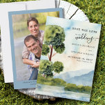 Sjö Evergreen Watercolor och Lodrät Photo Spara Datumet<br><div class="desc">Sjö Evergreen Watercolor bröllop spara datum med ditt eget foto på ena sidan och idylliskt scenlandskap på den andra. Vattenfärgsskena land med träd och grönt, blå berg och ett stillastående sjö under ett tydligt blå himmel. Konstruktionen är i skuggor av dammig blått, periwinkle och grönt och är skriven med elegant...</div>