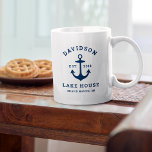 Sjö House för Nautical Navy Blue Anpassningsbar Fa Kaffemugg<br><div class="desc">Kaffet i Nautical ull "Sjö House" mugg har ett kustnära ankare för stil och en klassisk stil-typografi. Anpassa anpassningsbarnas text med ett efternamn för familjen   sjö house (eller annan titel),  det år som fastställts och plats. Klassiskt system för marinblått och vitt färg.</div>