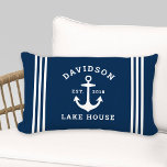 Sjö House för Nautical Navy Blue Anpassningsbar Fa Lumbarkudde<br><div class="desc">Nautical ull ’Sjö House’ dekorativ kudde har ett ankare för kustbåtar vid stil och rand. Anpassa anpassningsbarnas text med ett efternamn   ett hus i sjö (eller annan titel) med året fastställt. Klassiskt system för marinblått och vitt färg. Tillgängliga vävnader för inomhus- och utomhuskuddar.</div>