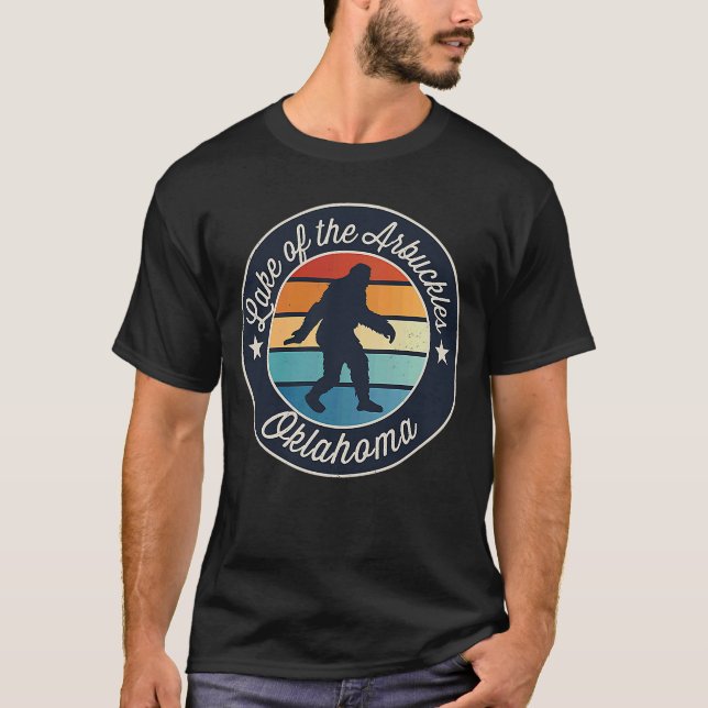 Sjö i Arbuckles Oklahoma Sasquatch Souvenir T Shirt (Framsida)