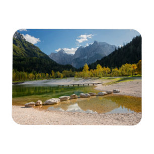 Sjö Jasna i de slovenska Alpernorna i fall Magnet