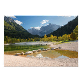 Sjö Jasna i fallande slovenska Alpernor Fototryck