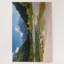 Sjö Jasna i fallande slovenska Alpernor