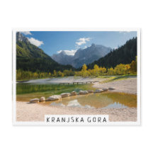 Sjö Jasna i fallande slovenska Alpernor