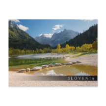 Sjö Jasna i fallande slovenska Alpernor