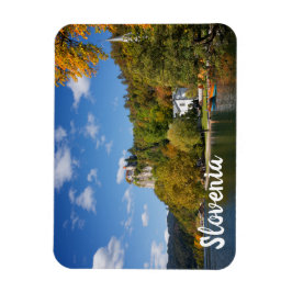 Sjö med träd i höst färg i Slovenien Magnet