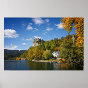 Sjö med träd i höst färg i Slovenien Poster