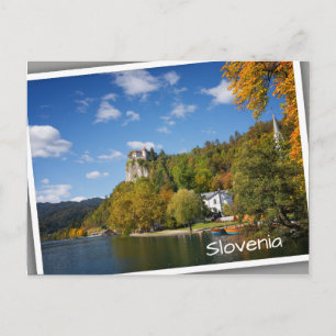 Sjö med träd i höst färg i Slovenien Vykort