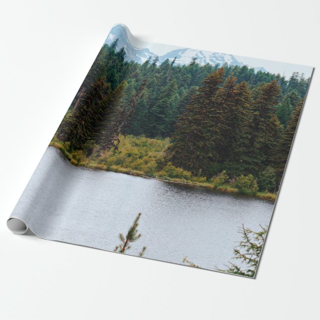 SJÖ MED TRÄD PÅ SIDOR PRESENTPAPPER (Utrullad)