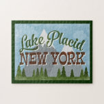 Sjö Placid New York Roligt Retro Snowy Mountains Pussel<br><div class="desc">Sjö Placid New York neo vintage resor design i roligt retro tecknad stil med snö-täckta berg, skog och träd nedanför, blå himmel och coola-text.</div>