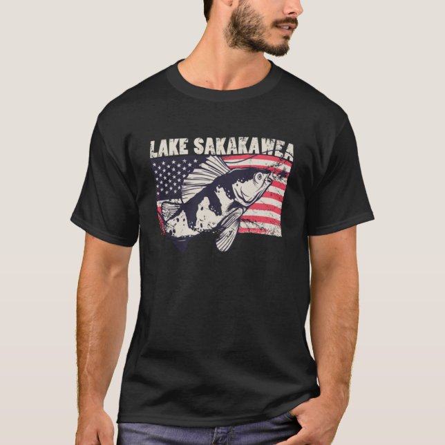 Sjö Sakakawea Amerikanska Flagga Patriotiskt fiske T Shirt (Framsida)