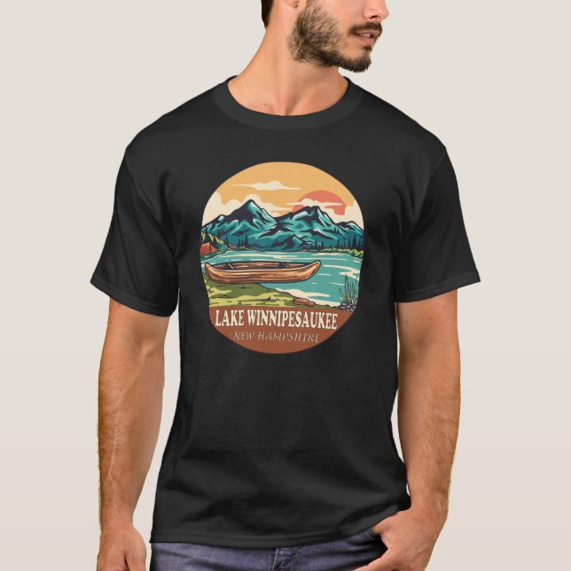 Sjö Winnipesaukee Boating Fishemblem T Shirt (Framsida)
