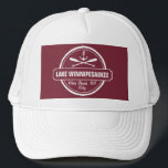Sjö Winnipesaukee NH anpassningsbar town, namn, an Keps<br><div class="desc">Sjö Winnipesaukee, New Hampshire nautical anchor design är personlig med din stad (såsom Moultonborough, Wolfeboro, Meredith, Alton, Gilford, Weirs Beach osv.) och ditt namn (eller radera). Den här reflexen, vintage stil-designen har en vit cirkel, ankare, risskrapade paddlar och en fet banderoll som läser Sjö Winnipesaukee. Perfekt för boationsentusiasten eller någon...</div>