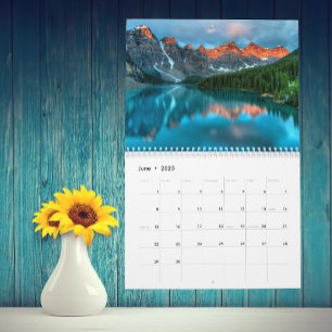 Sjöar-skogsområdet i bergstrakterna varje år kalender
