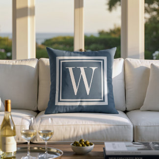 Sjöblå och vit klassisk fyrkantig monogram kudde
