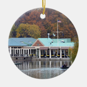 Sjöboden i parkera, nedgångfoto julgransprydnad keramik