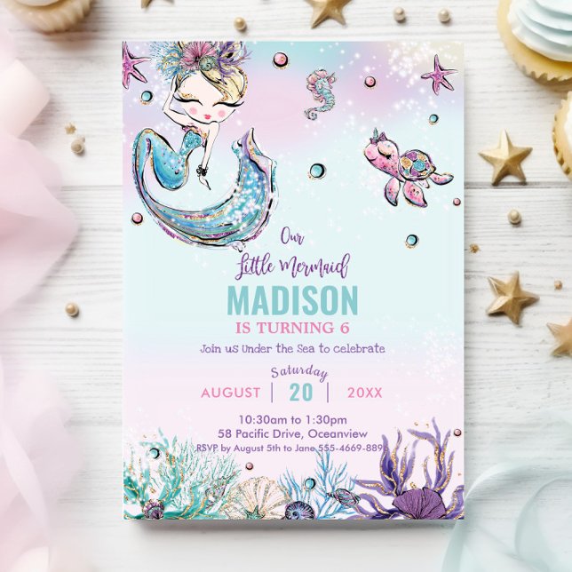Sjöjungfru av vimmelklon under havsfödelsedagen inbjudningar (whimsical blonde mermaid under the sea pool birthday party invitation cards printed digital file)