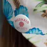 Sjöjungfru av Vintage för tullsatsutjämning Knapp<br><div class="desc">Identifiera dig som ledig med vår söta,  summerade runda knapp. Beachy,  vintage stil har en design med "Sjöjungfru off Duty" i rödtryckt skrift med en illustration av årstider.</div>