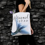 Sjöjungfru Crew Ice Blue | Mute Bachelorette Party Tygkasse<br><div class="desc">Sofistikerad och minimal "Sjöjungfru Crew/Squad"-bachelorette eller brudens sida anpassningsbar är för att visa uppskattning för dina bästa vänner och familj som stod vid er sida. Detta tema för feminin "under havet" innehåller en elegant av vismisk faux med blandad sjöjungfru i metall glitter mönster och svan med ett metallistiskt härjningsskal. Om...</div>